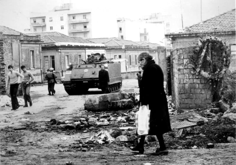 Mezzo blindato dell'esercito tra le macerie di un quartiere di Reggio