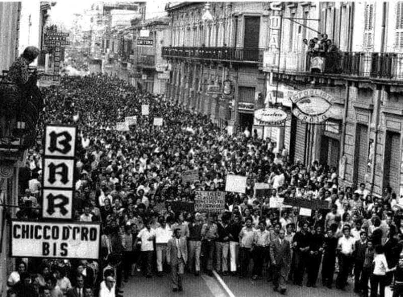 Corteo popolare in una via del centro di Reggio Calabria, 1970